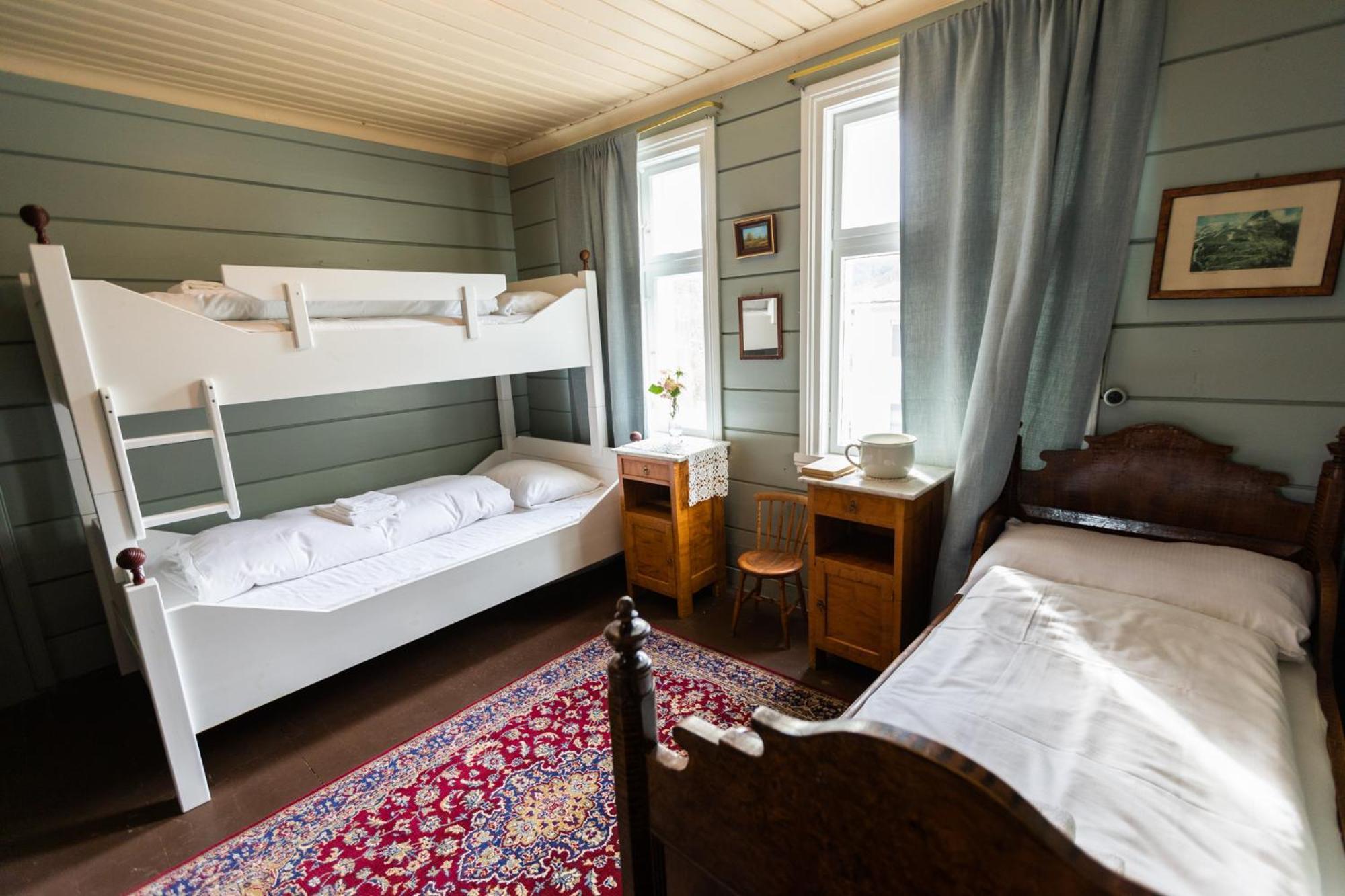 Lodgen Stryn Room photo